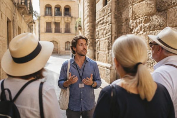 Best Tour Guide: Essential Qualities for Memorable Tours